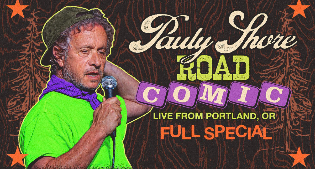 Komedian Pauly Shore tampil stand-up di atas panggung