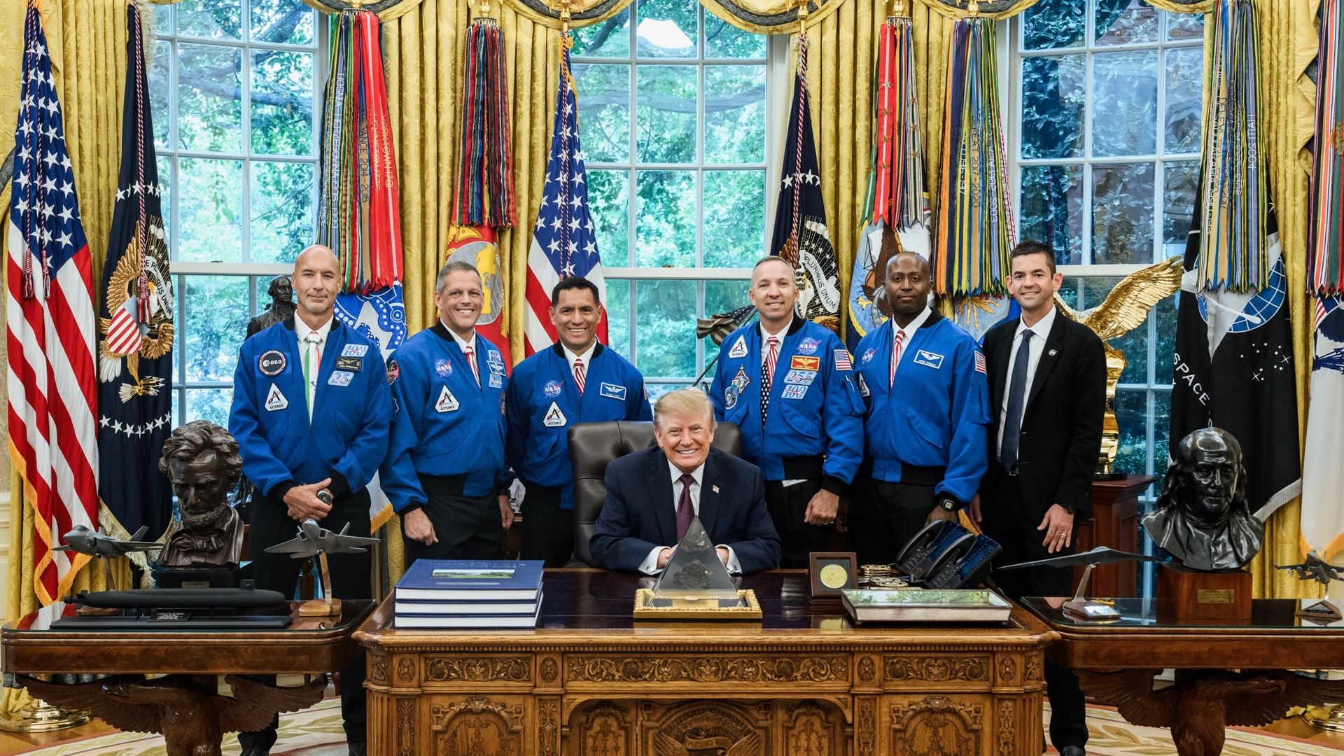 Para astronaut Artemis III berfoto bersama Presiden Trump di Gedung Putih