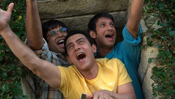 Poster film komedi 3 Idiots yang dibintangi Aamir Khan