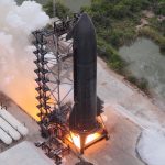 Tahap atas Starship Ship 42 menjalani uji static fire di Starbase Texas
