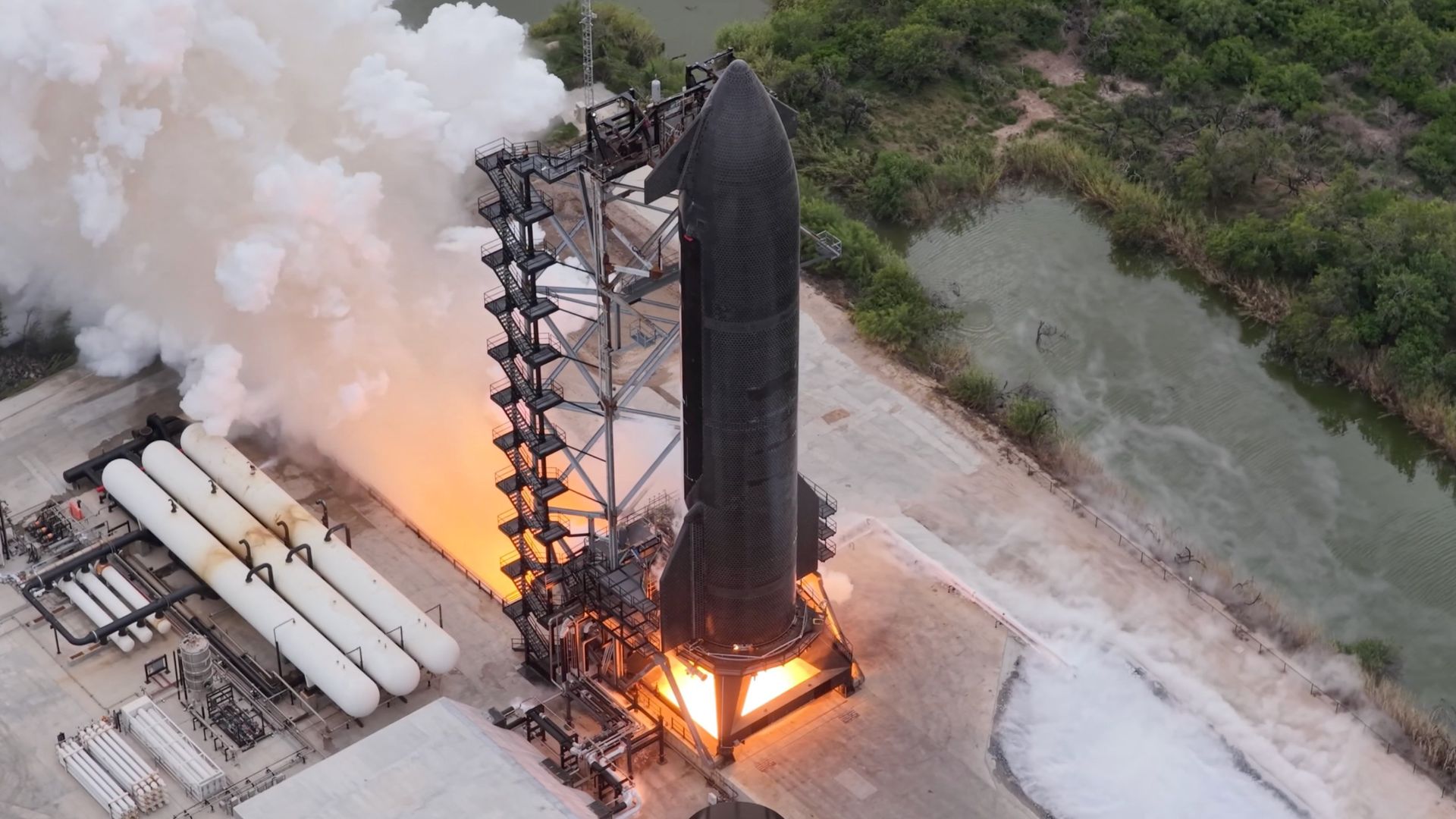 Tahap atas Starship Ship 42 menjalani uji static fire di Starbase Texas