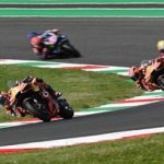 Sejumlah pembalap MotoGP memacu motornya saat menikung di lintasan balap