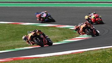 Sejumlah pembalap MotoGP memacu motornya saat menikung di lintasan balap