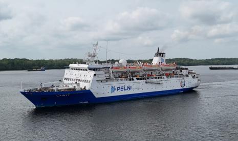 Kapal penumpang KM Lawit milik PELNI berlayar di perairan