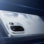 Ponsel OnePlus Ace berwarna perak tampak dari sisi belakang dengan modul kamera besar