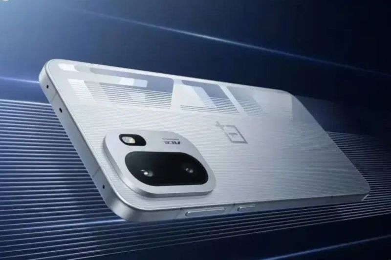 Ponsel OnePlus Ace berwarna perak tampak dari sisi belakang dengan modul kamera besar