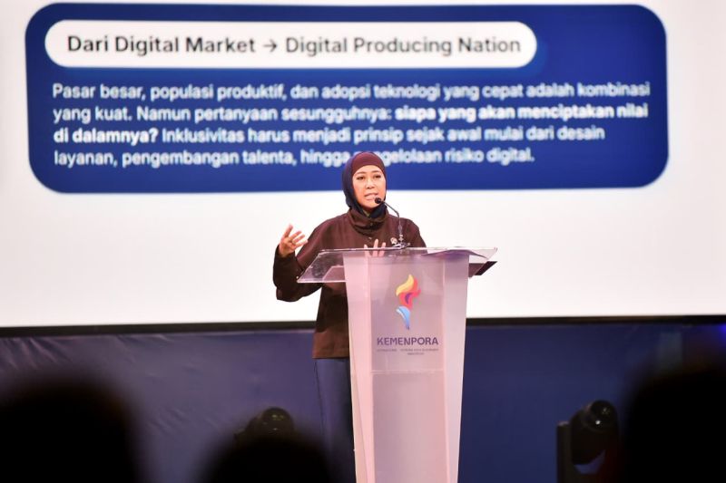 Menteri Komunikasi dan Digital Meutya Hafid berpidato di podium dengan latar slide bertuliskan Dari Digital Market menuju Digital Producing Nation