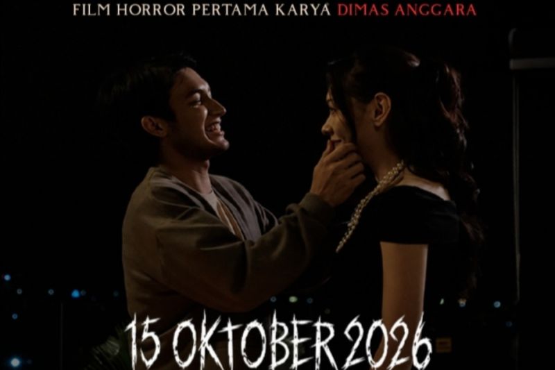 Poster film horor Aplikasi Iblis menampilkan Arya dan Laras dalam suasana gelap dengan tulisan tanggal tayang 15 Oktober 2026