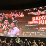Para pemain film Bapak Paling Jujur di atas panggung pemutaran media dengan latar poster besar bertuliskan Bapak Paling Jujur dan tanggal tayang 15 Oktober 2026