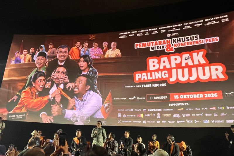 Para pemain film Bapak Paling Jujur di atas panggung pemutaran media dengan latar poster besar bertuliskan Bapak Paling Jujur dan tanggal tayang 15 Oktober 2026