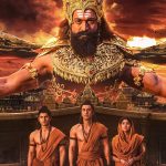 Poster epik film Ramayana yang menampilkan sosok bermahkota emas di atas para tokoh berpakaian oranye