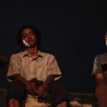 Tiga pemuda dalam adegan malam film Laut Bercerita yang mengisahkan kelompok aktivis mahasiswa Winatra
