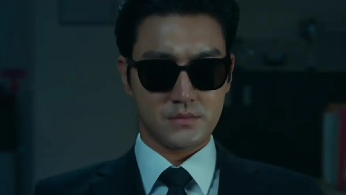 Choi Siwon Super Junior dalam balutan jas saat membawakan peran agen intelijen