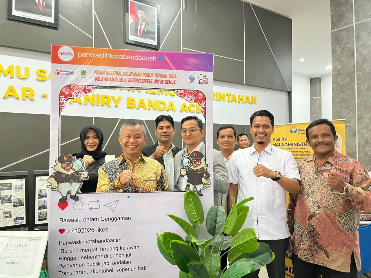 Sejumlah orang berfoto bersama di bingkai foto Bawaslu Kota Banda Aceh pada Pekan Nasional Pelayanan Publik di FISIP UIN Ar-Raniry