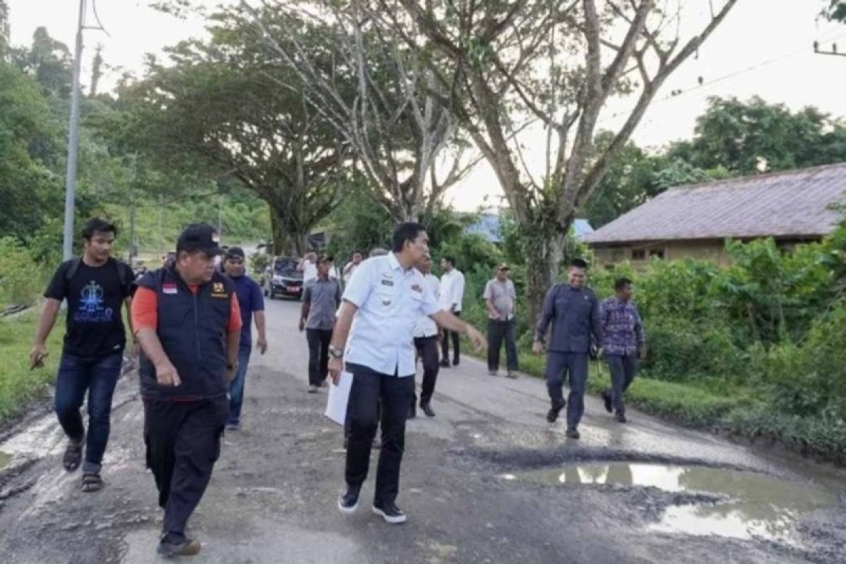 Bupati Simeulue bersama rombongan meninjau jalan berlubang dan tergenang air menuju pelabuhan feri