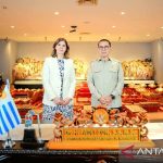 Duta Besar Uruguay Cristina Gonzalez dan Menteri Kebudayaan Fadli Zon berfoto bersama di depan bendera Indonesia dan Uruguay serta seperangkat gamelan