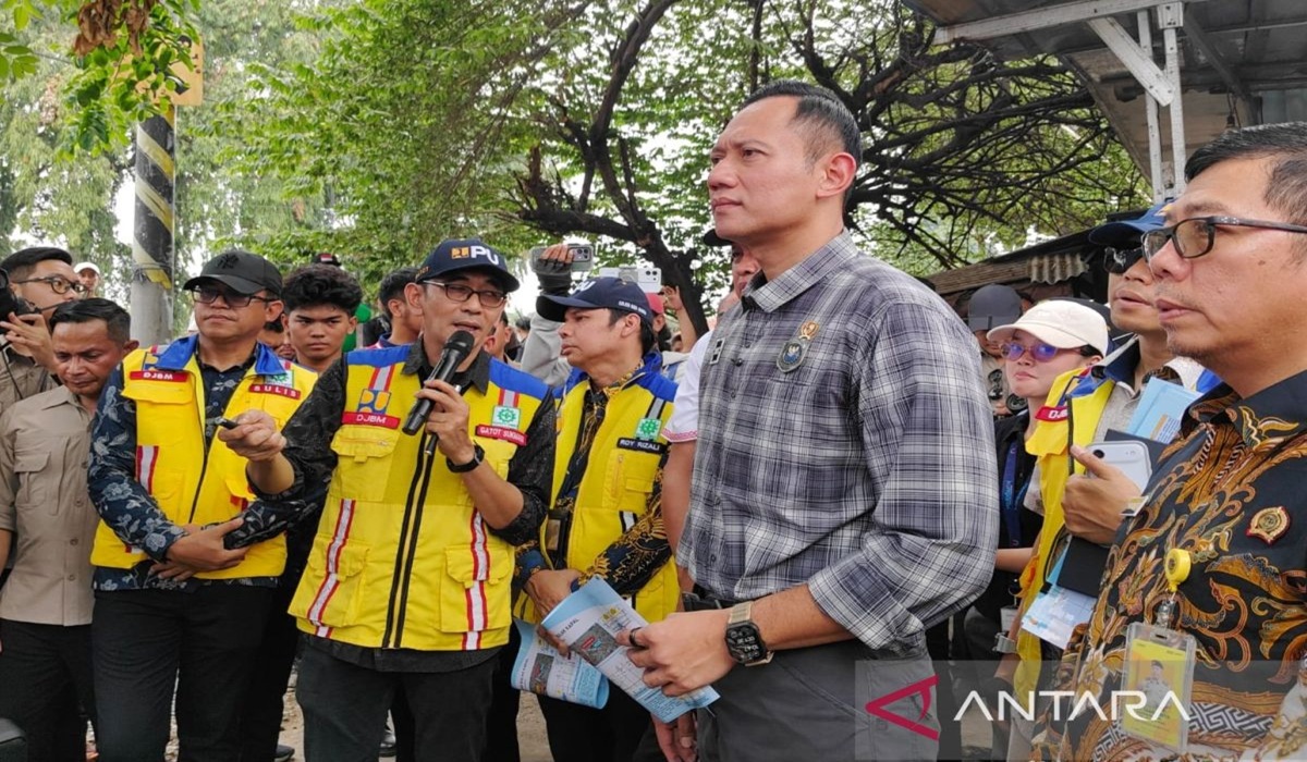 Menko Infrastruktur AHY bersama jajaran Kementerian PU meninjau lokasi flyover Bulak Kapal di Bekasi Timur