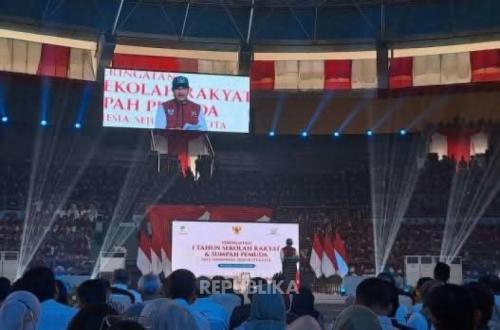 Suasana peringatan satu tahun Sekolah Rakyat di gedung olahraga di Makassar, dengan spanduk acara di atas panggung dan hadirin di kursi penonton