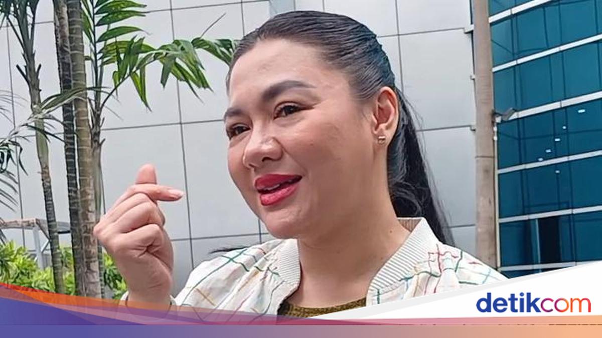Vicky Shu saat diwawancarai di studio televisi