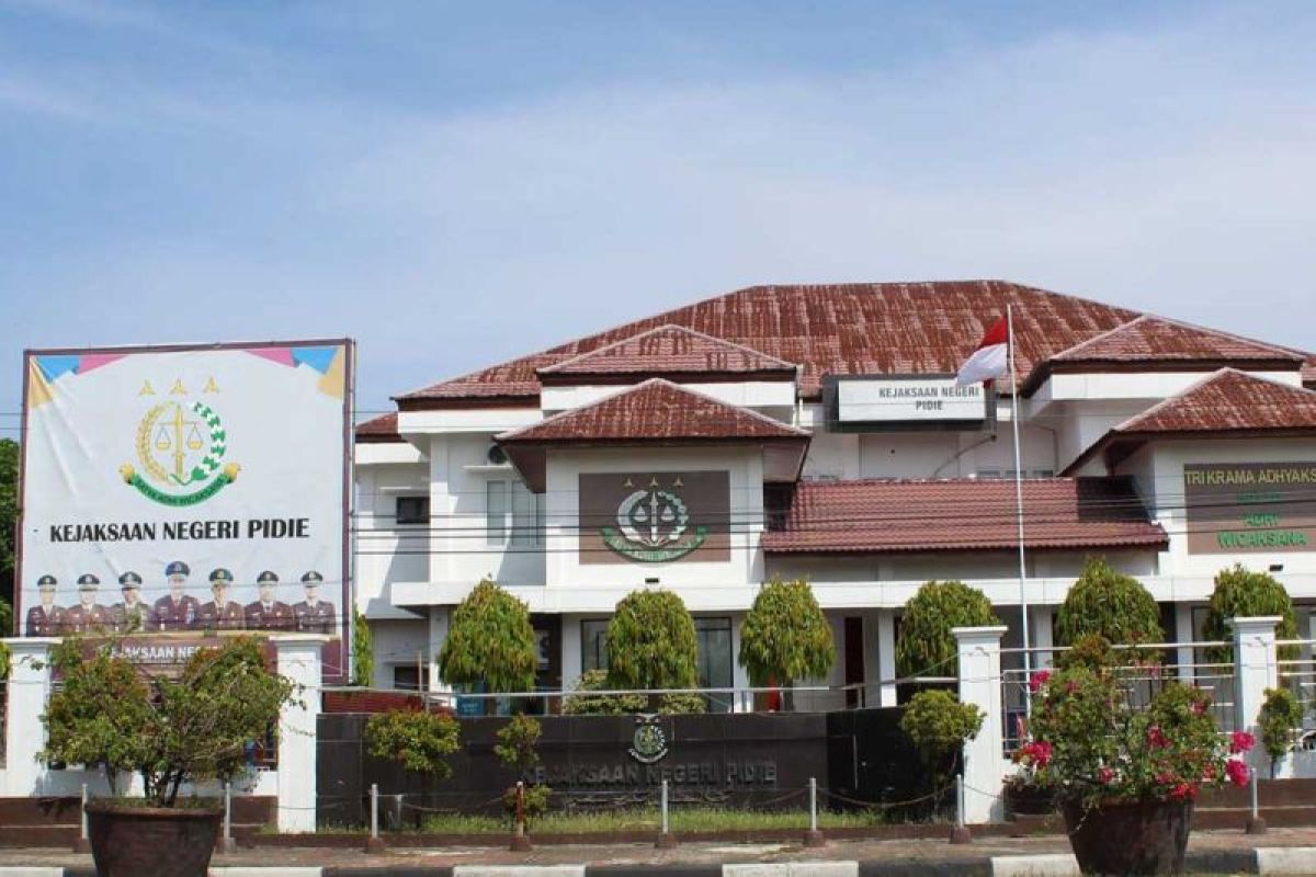 Gedung Kantor Kejaksaan Negeri Pidie di Sigli dengan papan nama besar dan bendera Merah Putih di halaman depan