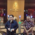 Menteri Pemuda dan Olahraga Erick Thohir berbicara di depan mikrofon di lobi Kantor Kemenpora, didampingi Sekretaris Kemenpora