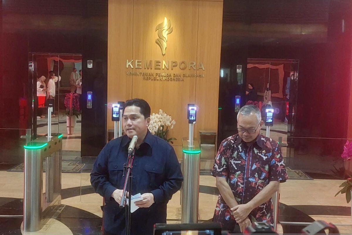 Menteri Pemuda dan Olahraga Erick Thohir berbicara di depan mikrofon di lobi Kantor Kemenpora, didampingi Sekretaris Kemenpora
