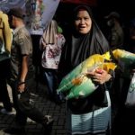 Warga membeli beras murah dalam operasi pasar