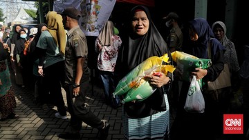 Warga membeli beras murah dalam operasi pasar