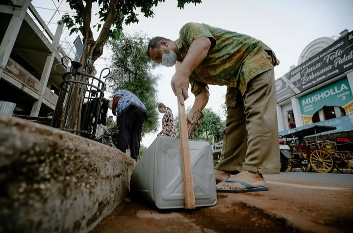 ASN bergotong royong membersihkan Jalan Malioboro, Yogyakarta, pascakericuhan