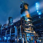 Ilustrasi kilang minyak dengan tangki dan cerobong industri