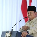 Presiden Prabowo Subianto berpidato di podium berlambang Garuda dengan latar bendera Merah Putih