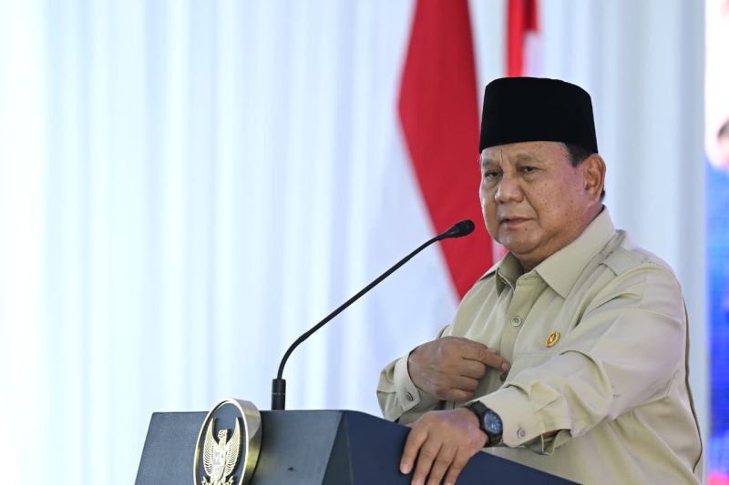 Presiden Prabowo Subianto berpidato di podium berlambang Garuda dengan latar bendera Merah Putih