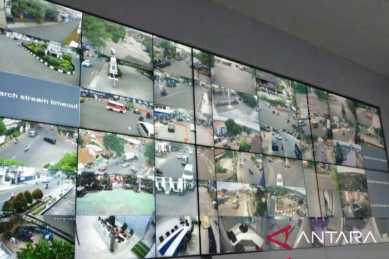 Dinding layar pemantau CCTV lalu lintas di pusat kendali