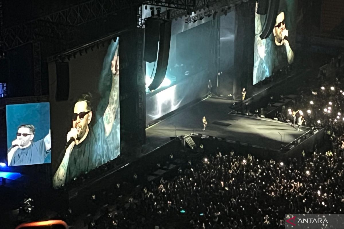 Penampilan konser di atas panggung JIS di hadapan ribuan penonton