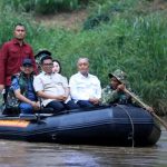 Menteri PU Dody Hanggodo bersama Gubernur Banten Andra Soni dan rombongan menyusuri Kali Angke dengan perahu karet
