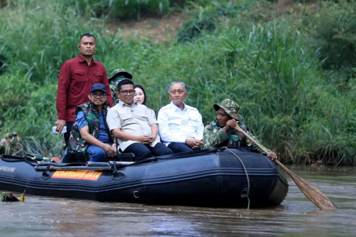 Menteri PU Dody Hanggodo bersama Gubernur Banten Andra Soni dan rombongan menyusuri Kali Angke dengan perahu karet