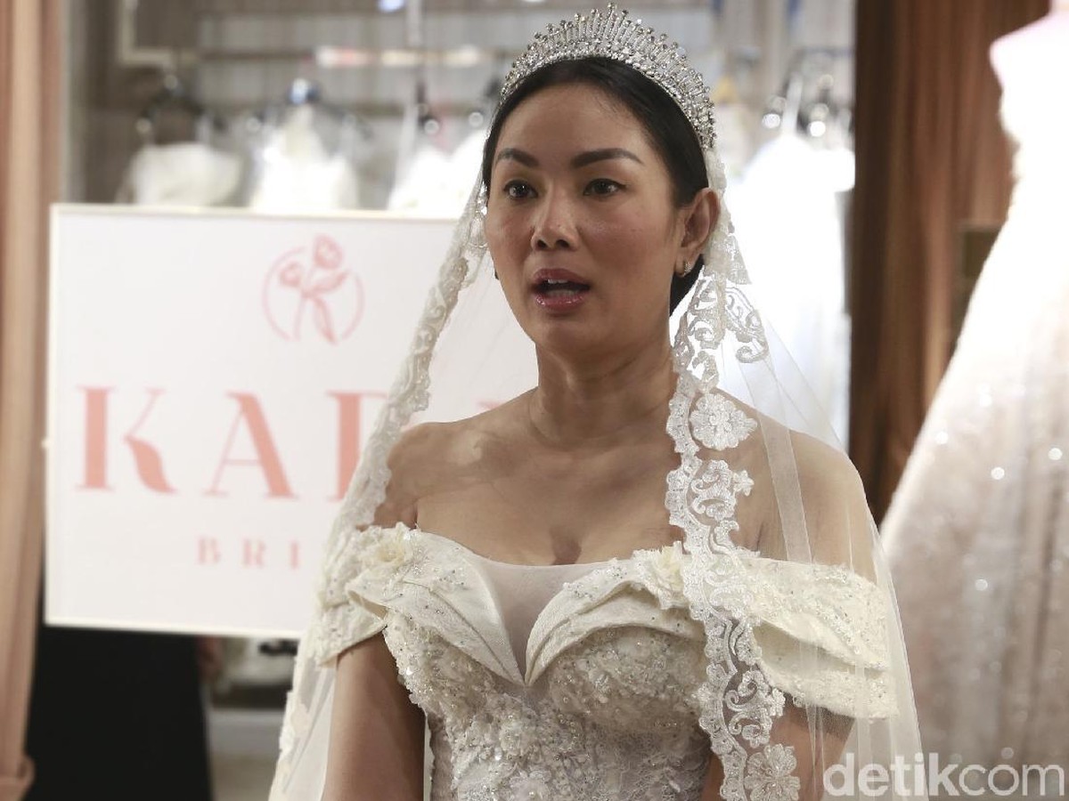 Kalina Oktarani mengenakan gaun pengantin putih bermahkota dan kerudung pengantin di toko gaun pengantin