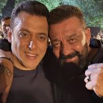 Salman Khan dan Sanjay Dutt berpose berdampingan sambil tersenyum pada sebuah acara malam hari