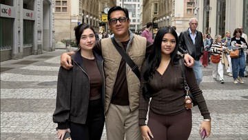 Andre Taulany tersenyum dalam foto bersama keluarga