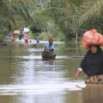 Genangan banjir merendam jalan di sebuah permukiman di Aceh