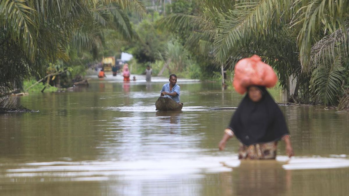 Genangan banjir merendam jalan di sebuah permukiman di Aceh