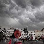 Awan gelap tebal menggantung di atas kawasan perkotaan sebelum hujan lebat