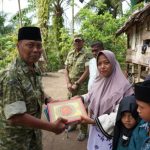 Prajurit TNI menyerahkan Al Quran kepada warga dan anak-anak di Aceh