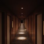Lorong motel yang panjang dan remang dengan pencahayaan redup