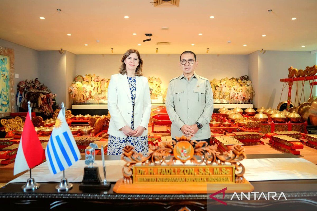 Duta Besar Uruguay Cristina Gonzalez dan Menteri Kebudayaan Fadli Zon berfoto bersama di depan bendera Indonesia dan Uruguay serta seperangkat gamelan