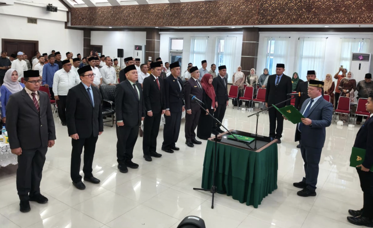 Pejabat Eselon II Aceh Utara mengucapkan sumpah saat pelantikan
