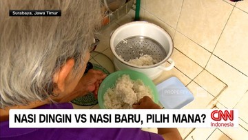 Seseorang mengambil nasi dari rice cooker ke dalam mangkuk