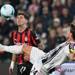 Pemain AC Milan berebut bola udara dengan pemain Juventus dalam pertandingan Liga Italia
