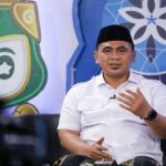 Wakil Gubernur Jawa Tengah Taj Yasin Maimoen mengenakan peci hitam berbicara sambil menggerakkan tangan