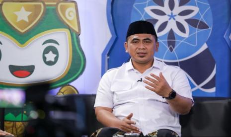 Wakil Gubernur Jawa Tengah Taj Yasin Maimoen mengenakan peci hitam berbicara sambil menggerakkan tangan